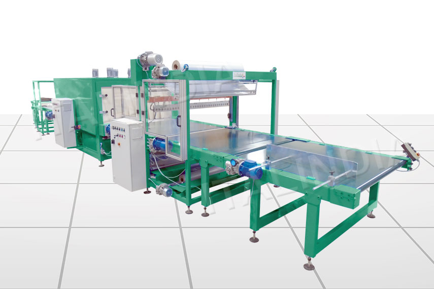 shrink wrapping machine with multiple tracks for feeding products